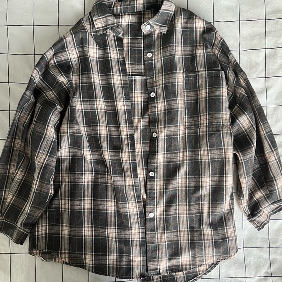 YesStyle Gray and Beige Oversized Plaid Flannel Size Medium - Picture 1 of 2